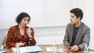 GRAFCAT8407. BARCELONA, 13/02/2026.- La consellera de Economía, Alicia Romero, conversa con el diputado de los Comuns David Cid durante una nueva reunión de trabajo entre representantes del Govern y Comuns para intentar alcanzar un acuerdo sobre los presupuestos de la Generalitat para 2026, una negociación en la que los socialistas esperan incorporar también a ERC. EFE/Quique García