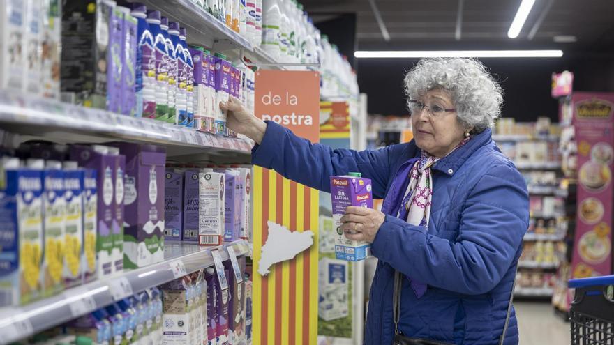 Una clienta compra en un supermercado Caprabo en Barcelona, en una imagen de archivo.