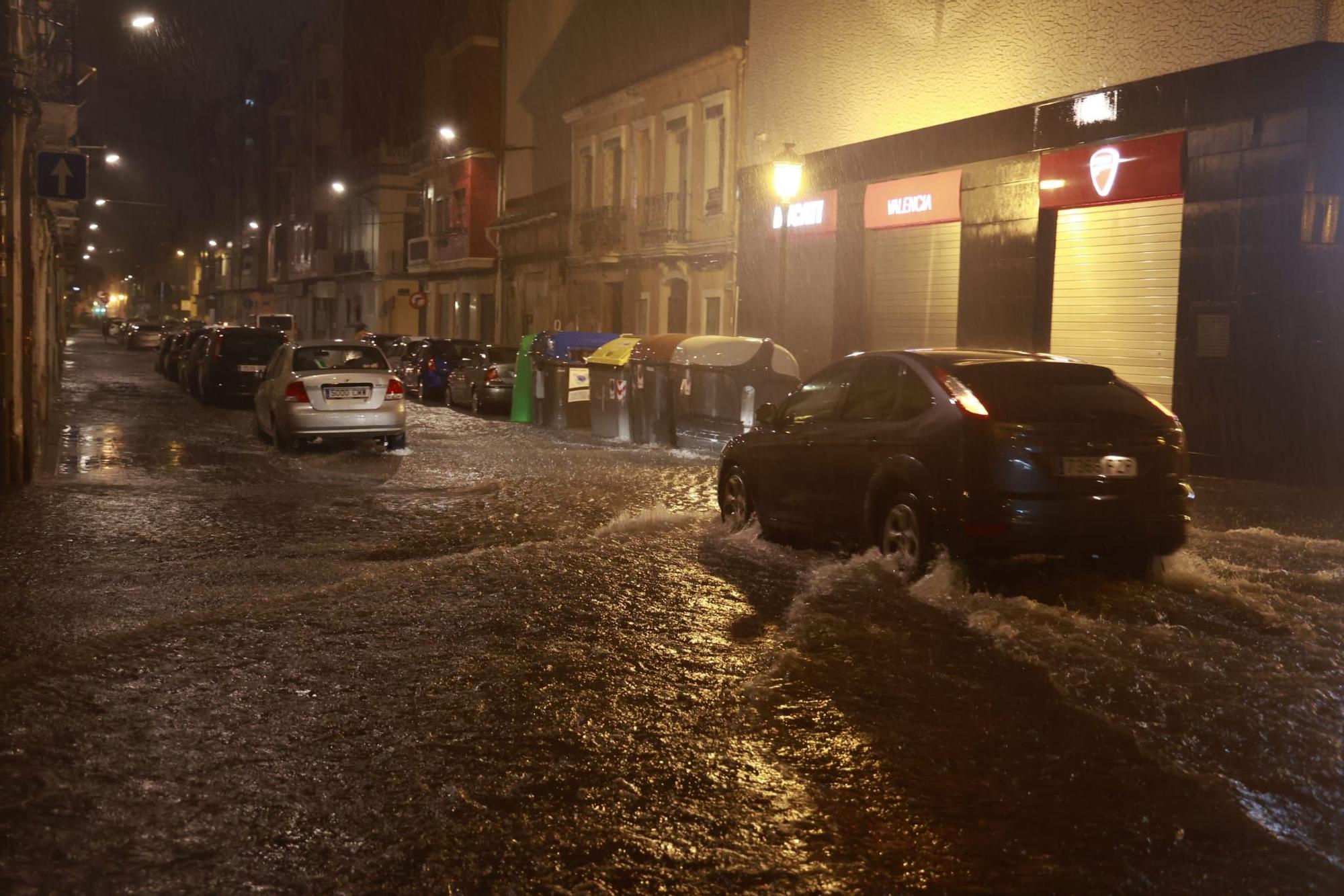 Las lluvias torrenciales descargan con fuerza sobre Valencia