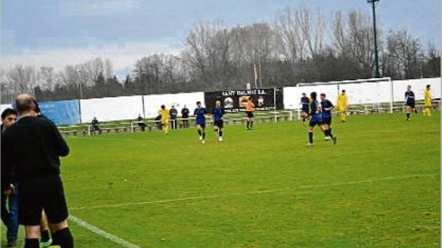 Jugadors del FC Vilobí juguen en el camp que comparteixen amb l&#039;AE Vilobí.