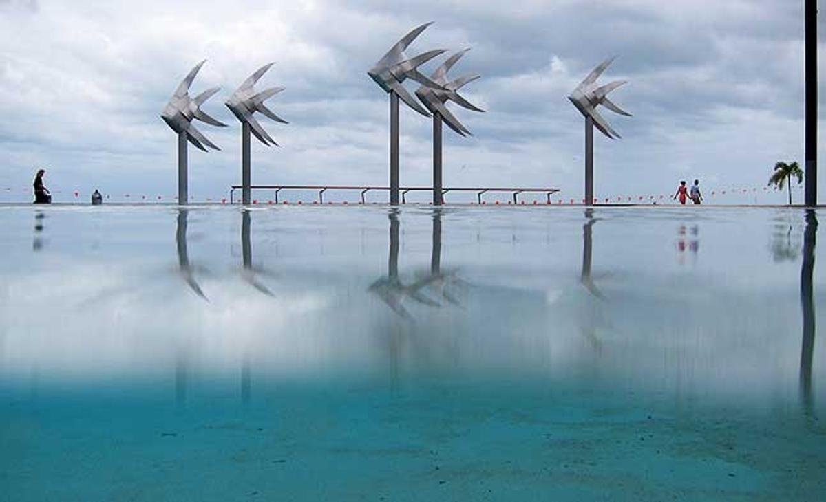 Una instalación acuática en la Explanada de Cairns, al noreste de Australia, permanece desierta mientras se espera la llegada del ciclón tropical