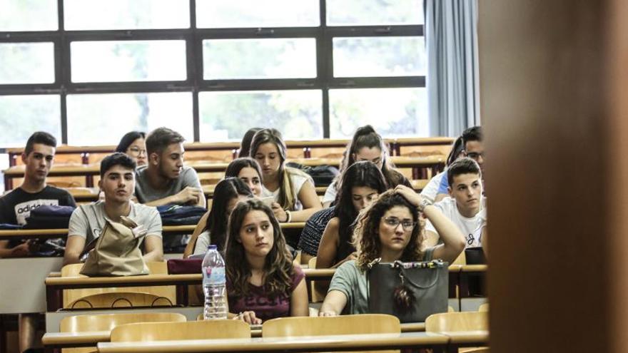 Varios alumnos en una clase de la Universidad de Alicante