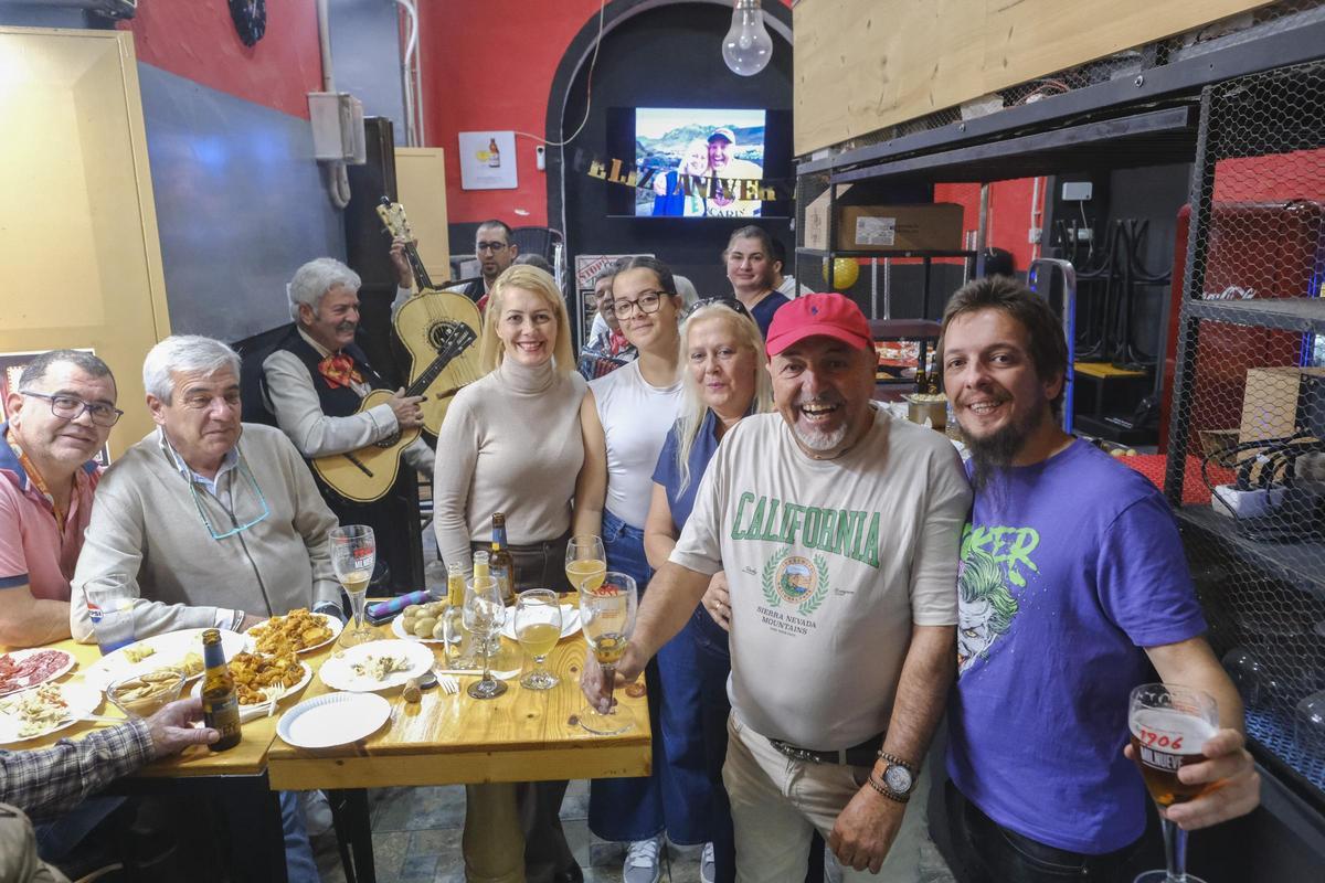 El Ca' Jonás de Triana vive su 40 aniversario pasando de bocatería a cervecería El Ca' Jonás de Triana vive su 40 aniversario pasando de bocatería a cervecería