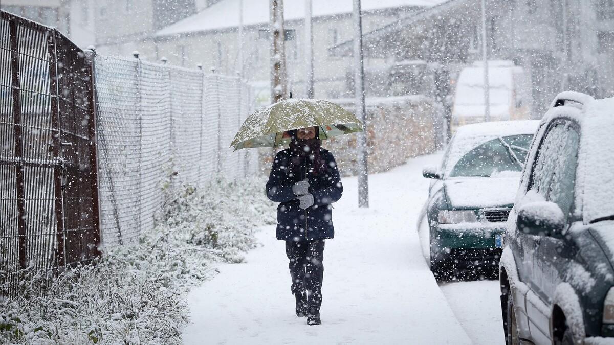 Una mujer camina bajo la nieve en O Cebreiro durante el invierno pasado.