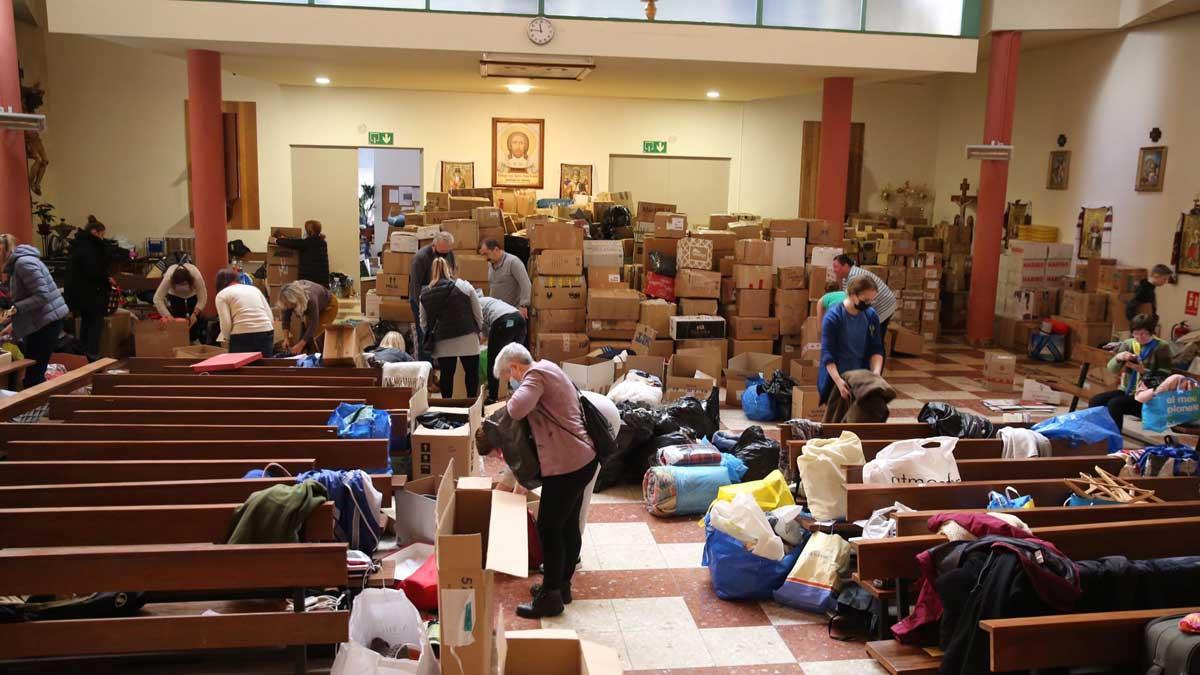 Punto de recogida de ayuda humanitaria para Ucrania en la parroquia de Santa Mònica, en Barcelona.