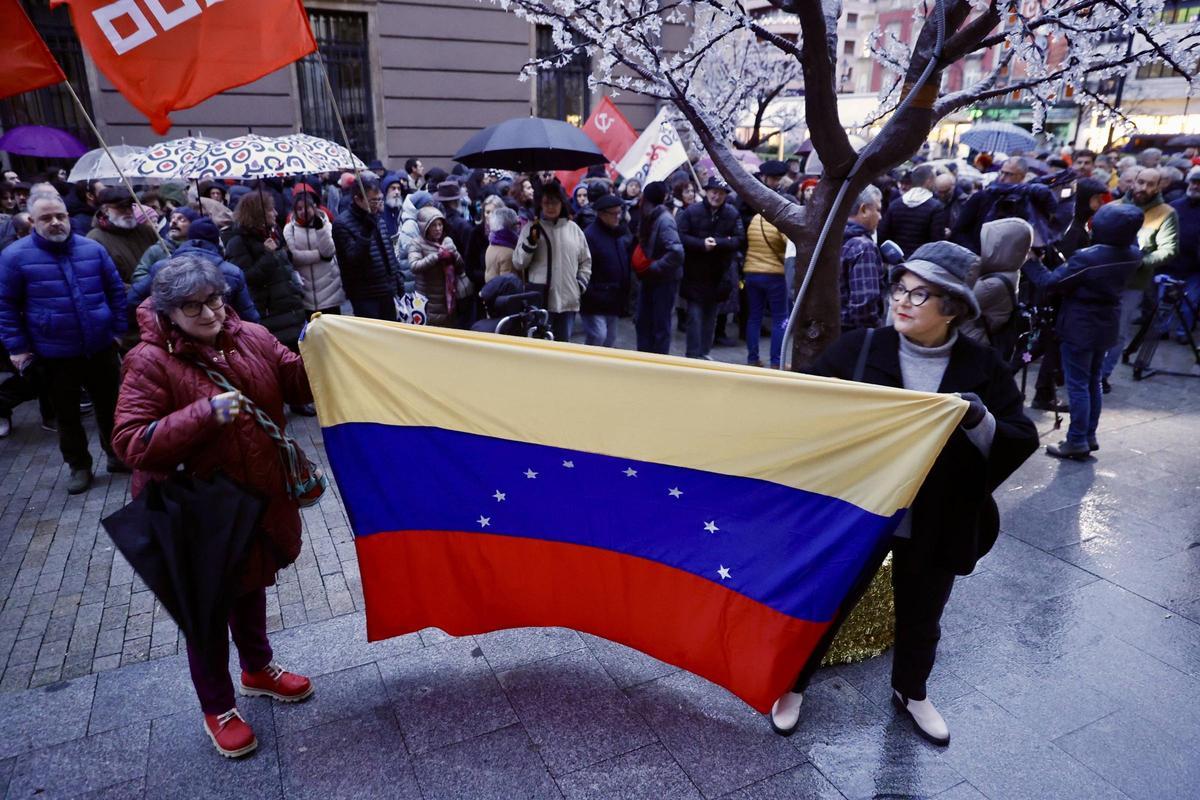 EN IMÁGENES: La manifestación en Gijón contra la intervención de EE UU en Venezuela EN IMÁGENES: La manifestación en Gijón contra la intervención de EE UU en Venezuela