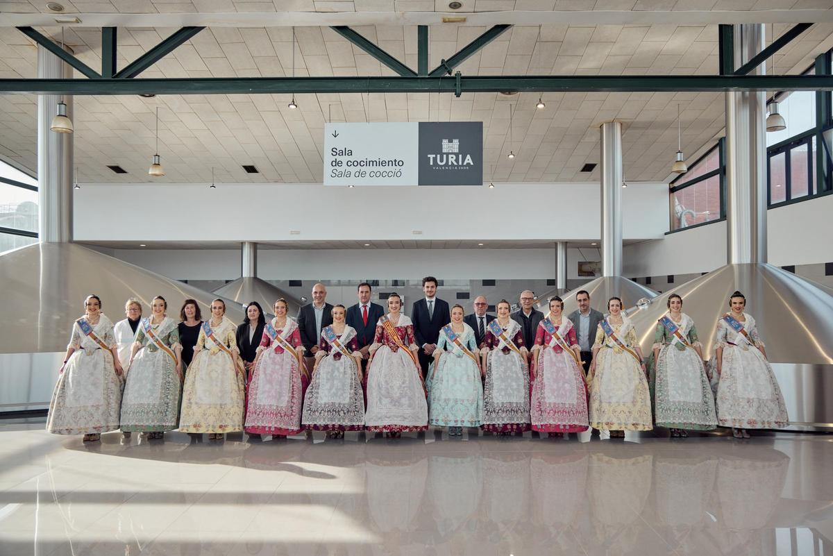Visita de la Fallera Mayor y de su Corte de Honor a la fábrica de Cervezas Turia