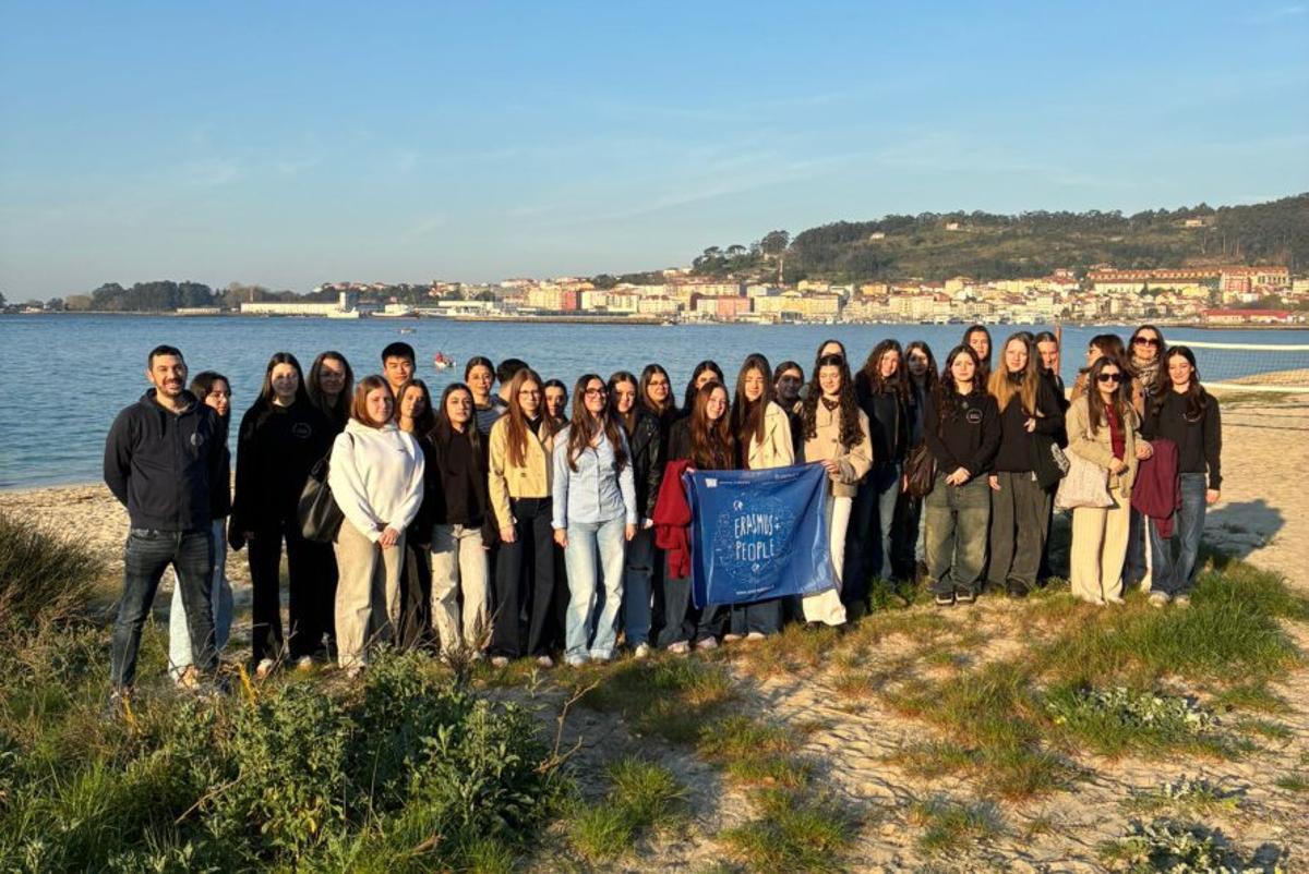 Los alumnos de intercambio en la playa de Rodeira. | FDV