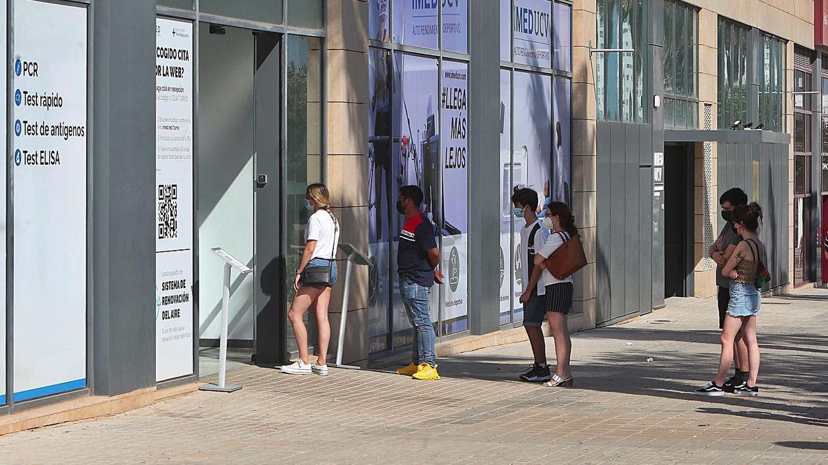 Colas de personas para hacerse pruebas PCR de diagnóstico covid en un hospital privado.  | FRANCISCO CALABUIG