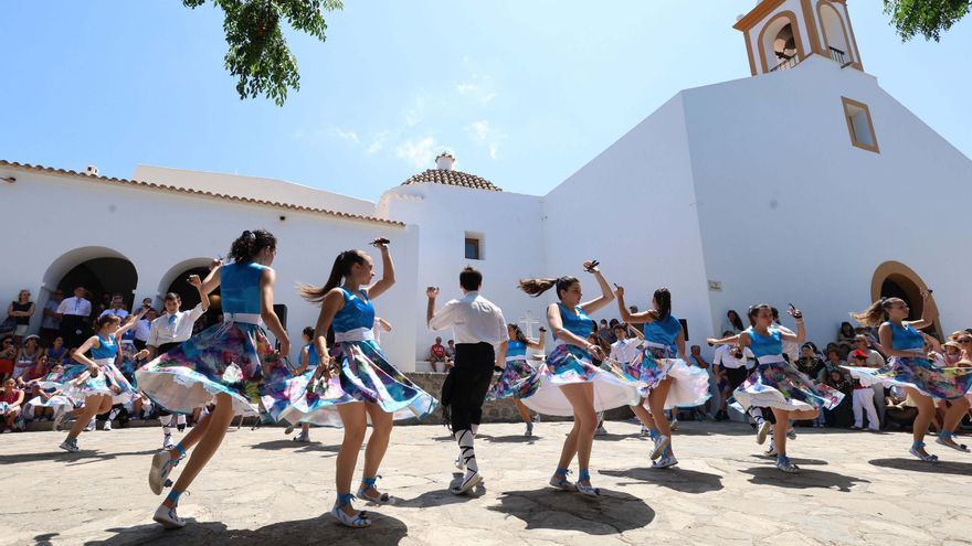 Intercambio cultural entre la Agrupació de Ball de Gitanes de Martorelles y la Colla de Labritja: «La misma música bailada de formas distintas»