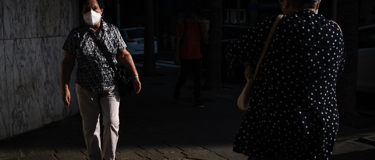 Dos mujeres pasean por Santa Cruz.