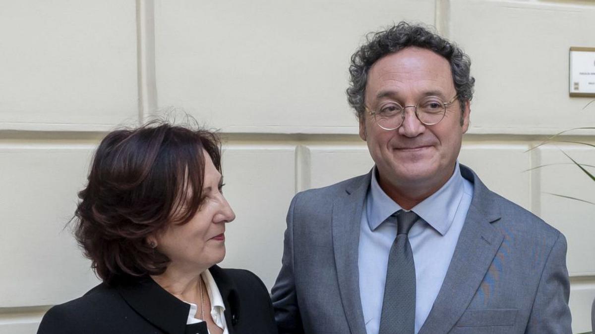 La nova fiscal general de l’Estat, Teresa Peramato, amb el seu predecessor, Álvaro García Ortiz.