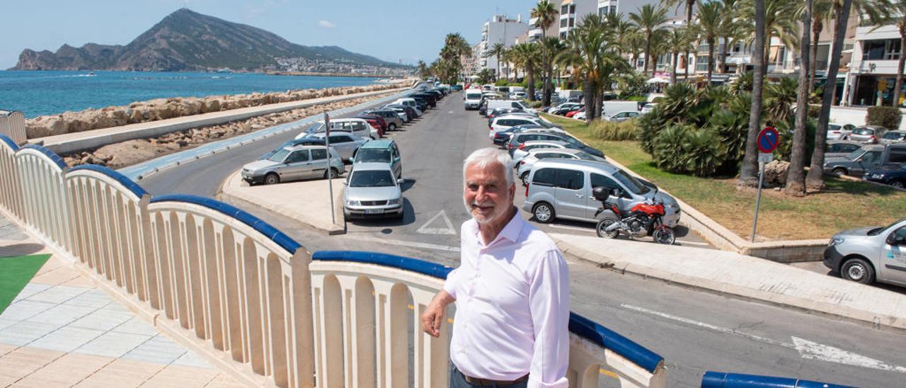 La zona de la futura playa de Altea en la que ahora hay un aparcamiento con el alcalde, Jaume Llinares, en primer término.