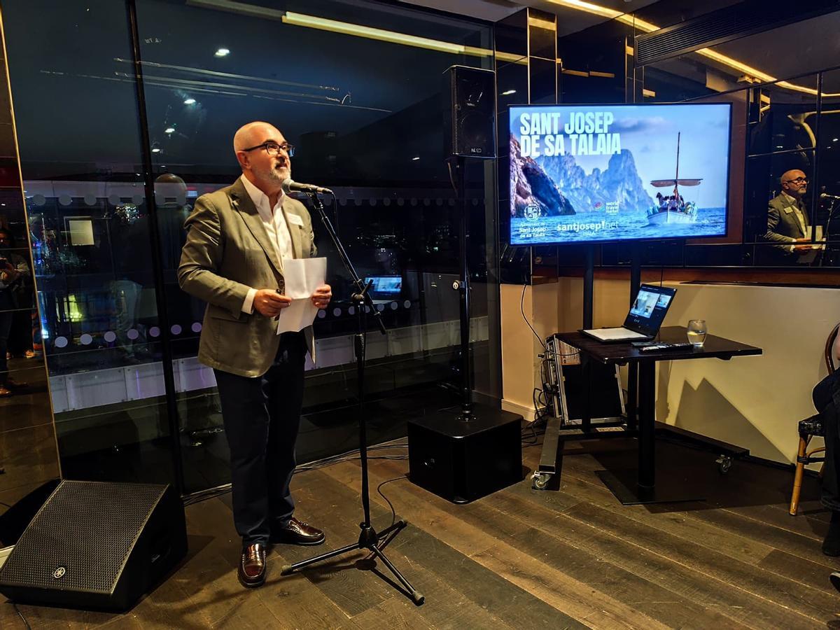 Vicent Roig se dirige a los agentes de viajes.