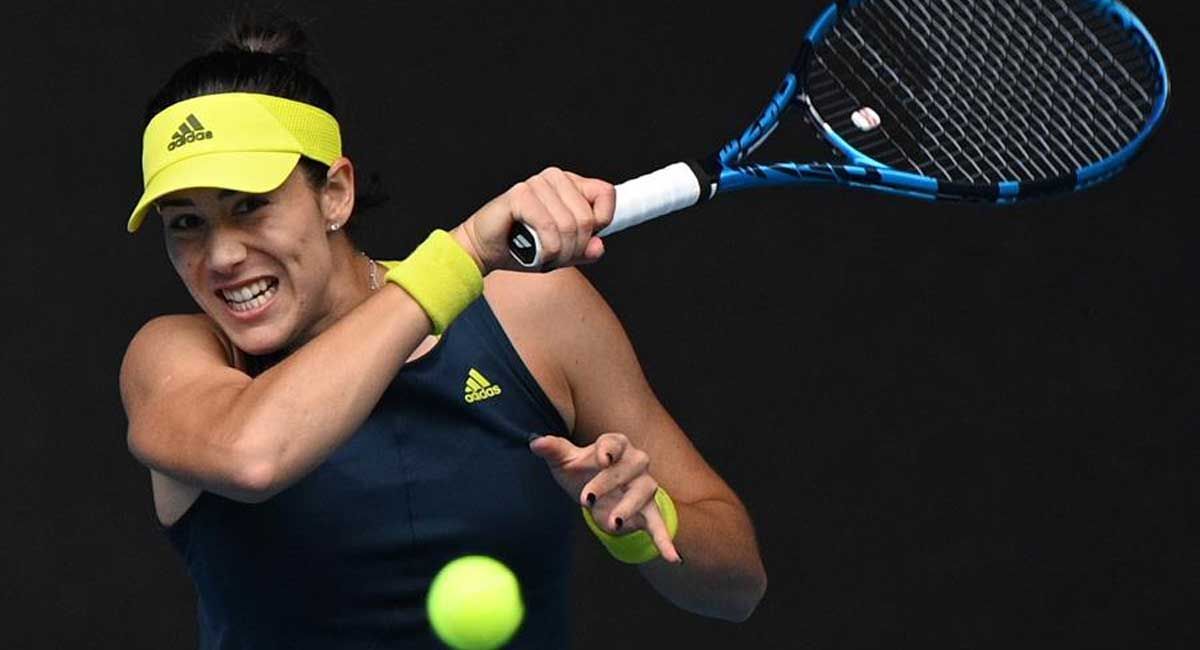 Muguruza devuelve un golpe de Osaka.