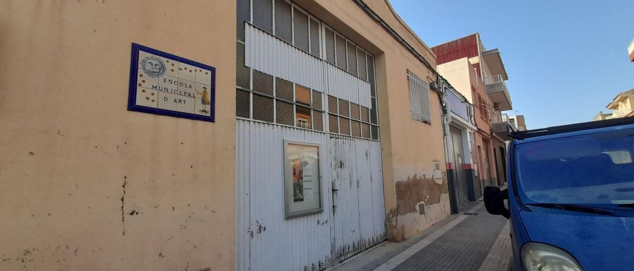 Fachada de la Escola Municipal d’Art, un almacén sin ventanas ni ventilación, como denuncian alumnos y profesores.