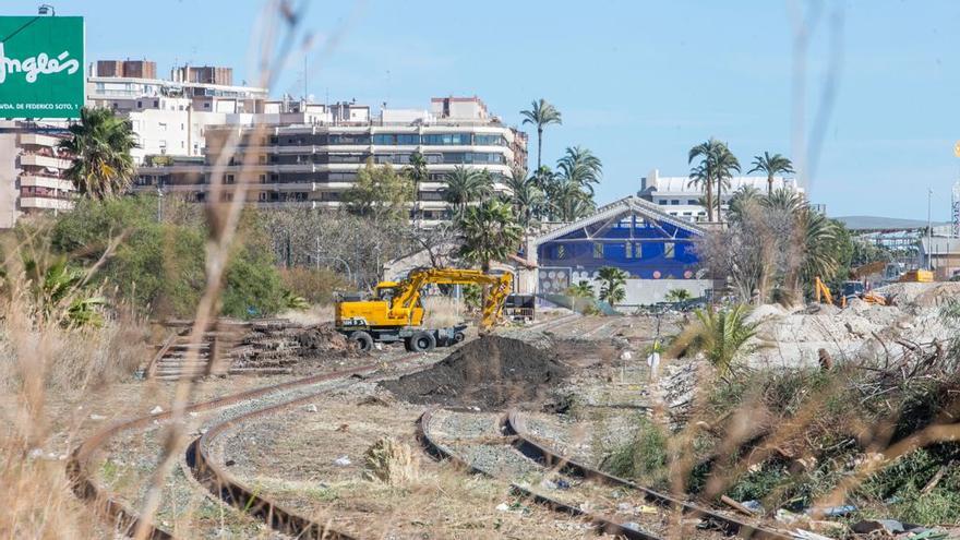 Una pala desbrozando los terrenos donde están la antiguas vías