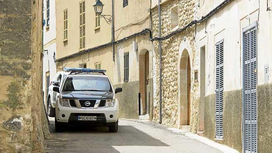 Vehículos de la Guardia Civil, durante el operativo contra el tráfico de drogas, ayer en Sineu.