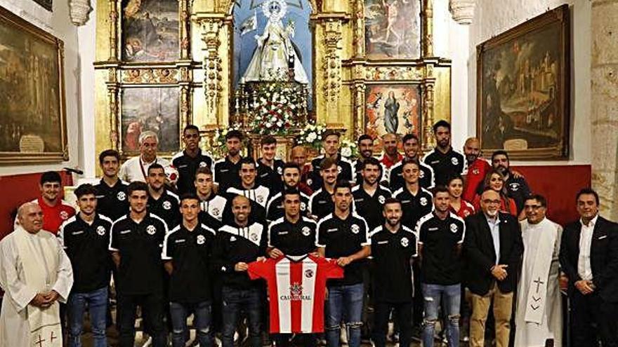 La plantilla rojiblanca rinde honores a la Concha