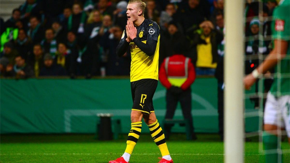 Erling Haaland se lamenta de la ocasión desperdiciada en la derrota del Dortmund en la DFB Pokal, ante el Werder Bremen
