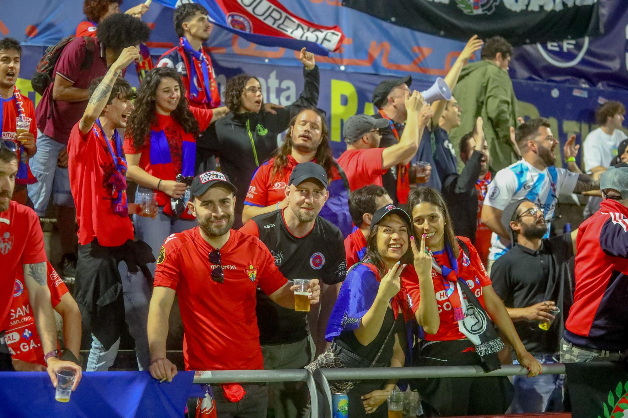 A Lomba vive una fiesta del fútbol con final feliz para el Arosa ante la UD Ourense (3-0)