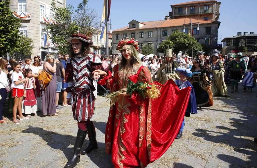 Miles de personas eligieron volver al medievo en Pontevedra en vez de refrescarse en la playa pese al calor extremo.