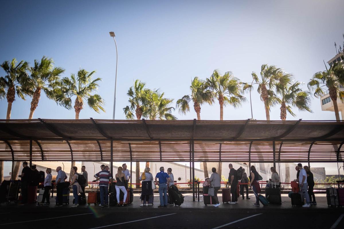 Una larga cola de turistas en espera de su turno para coger un taxi en el aeropuerto de Tenerife Sur.