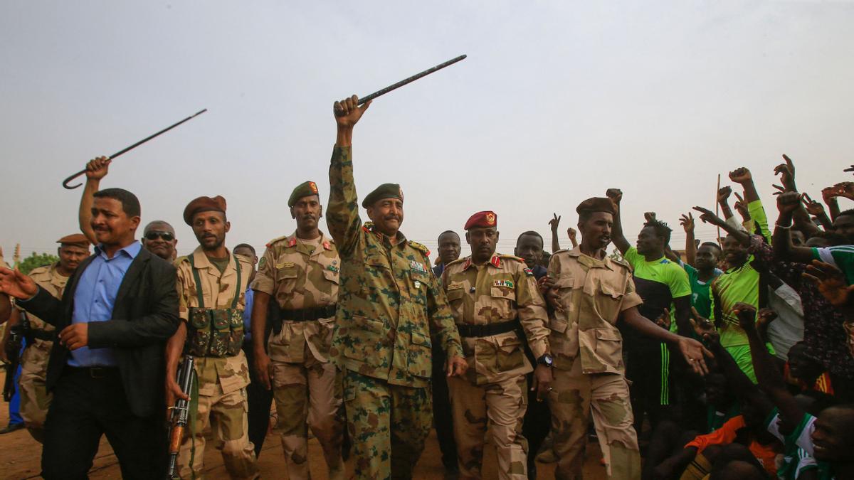 El general Abdel Fattah al-Burhan en Jartum, el rostro del gobierno militar en Sudán después de su golpe de 2021, ahora  enzarzado en una batalla con su segundo al mando.