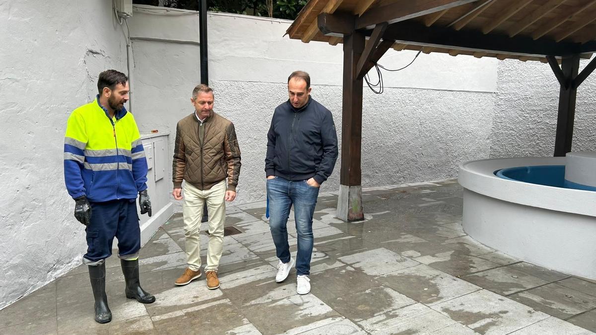 Los concejales Pablo García y Alejandro Alonso y un operario, en el Pixuecu