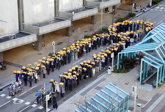 Vigo dibuja un lazo humano por el cáncer infantil