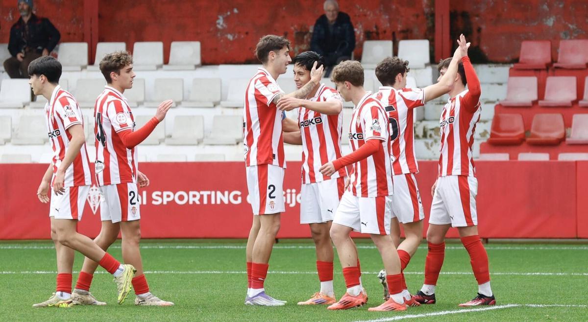 Jugadores del Sporting Atlético celebrando un gol ante el Lenense en Mareo.