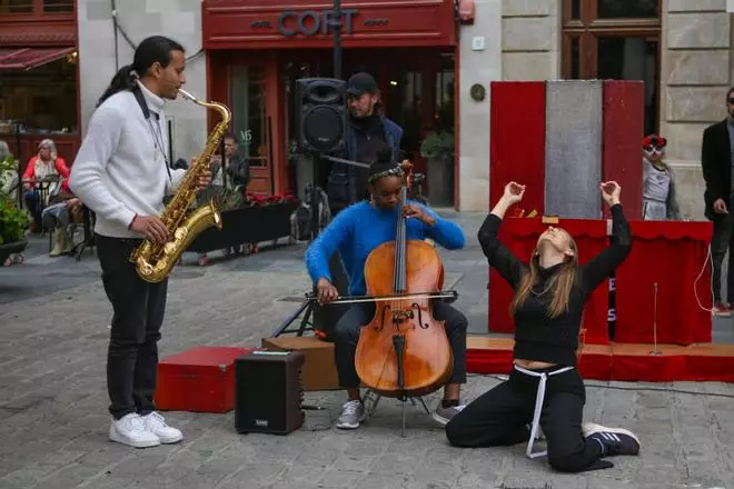 Artistas callejeros convierten Cort en el escenario de su protesta contra la ordenanza cívica: "No vamos a parar"