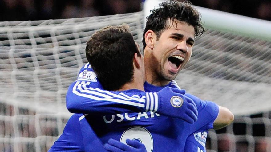 Diego Costa celebra el gol con Oscar.