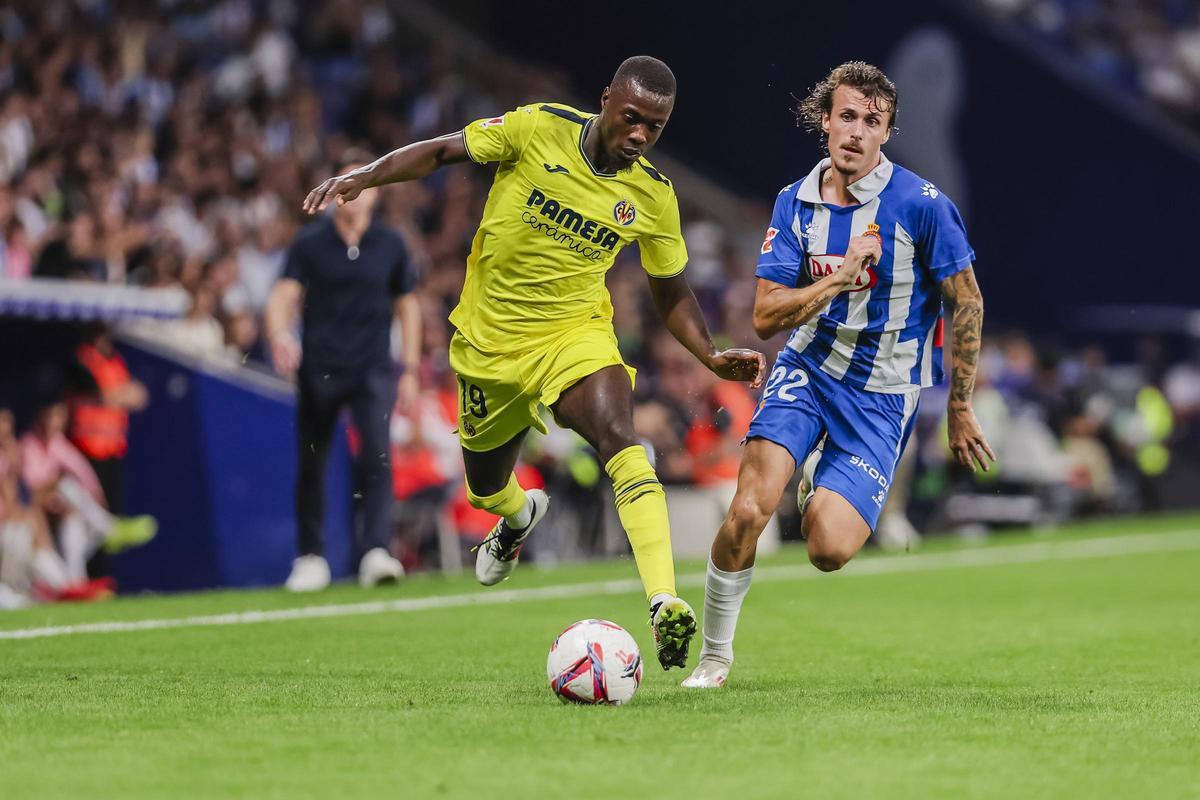 Carlos Romero persigue a Nicolas Pepe.