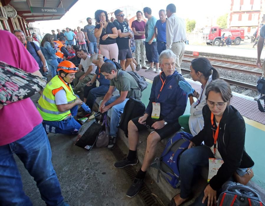 El maquinista, el interventor, un turista norteamericano y un joven vigués, fallecidos. Los servicios de emergencias atendieron a los heridos en el andén y la cafetería de la estación.