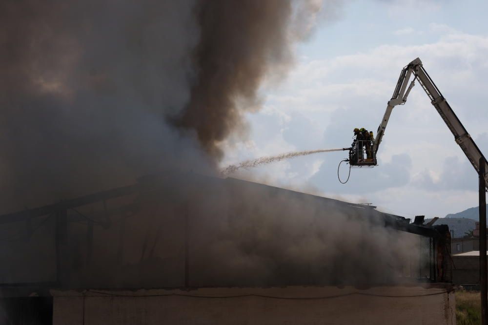 Arde una nave industrial en Aspe