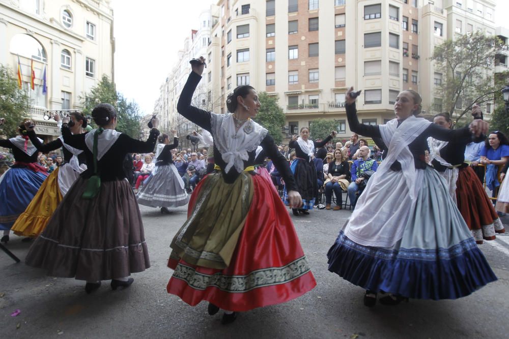 Muestra de folclore popular en el altar vicentino del Ángel Custodio.