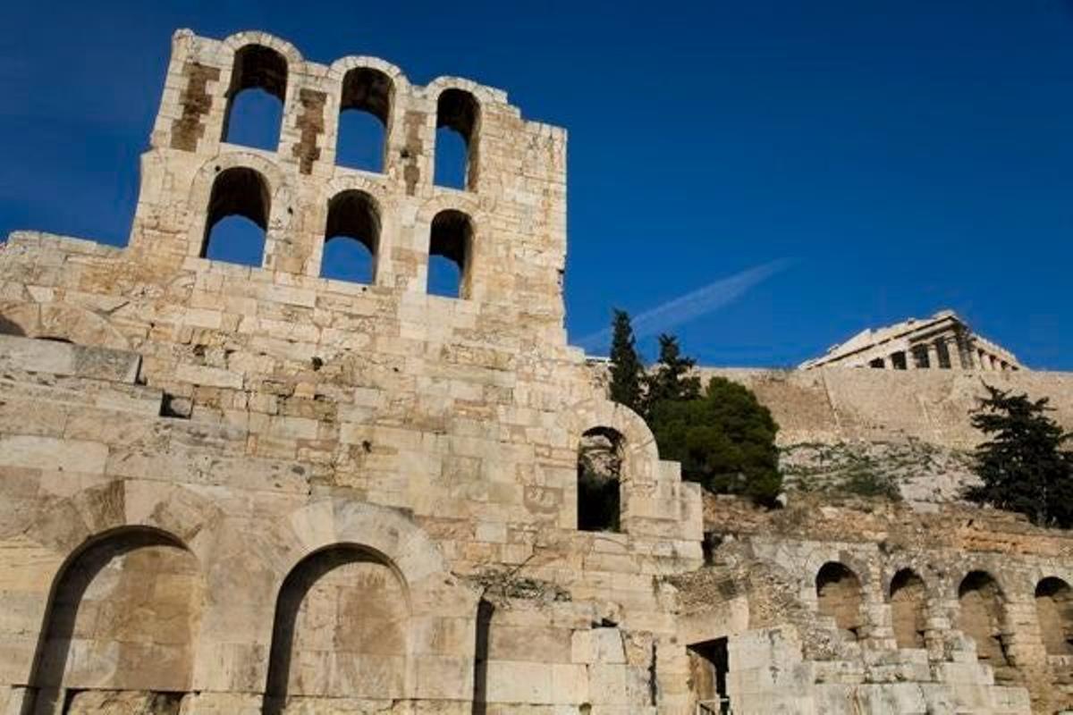 La Stoa de Eumenes está entre el Teatro de Dioniso y el Teatro de Herodes Atticus