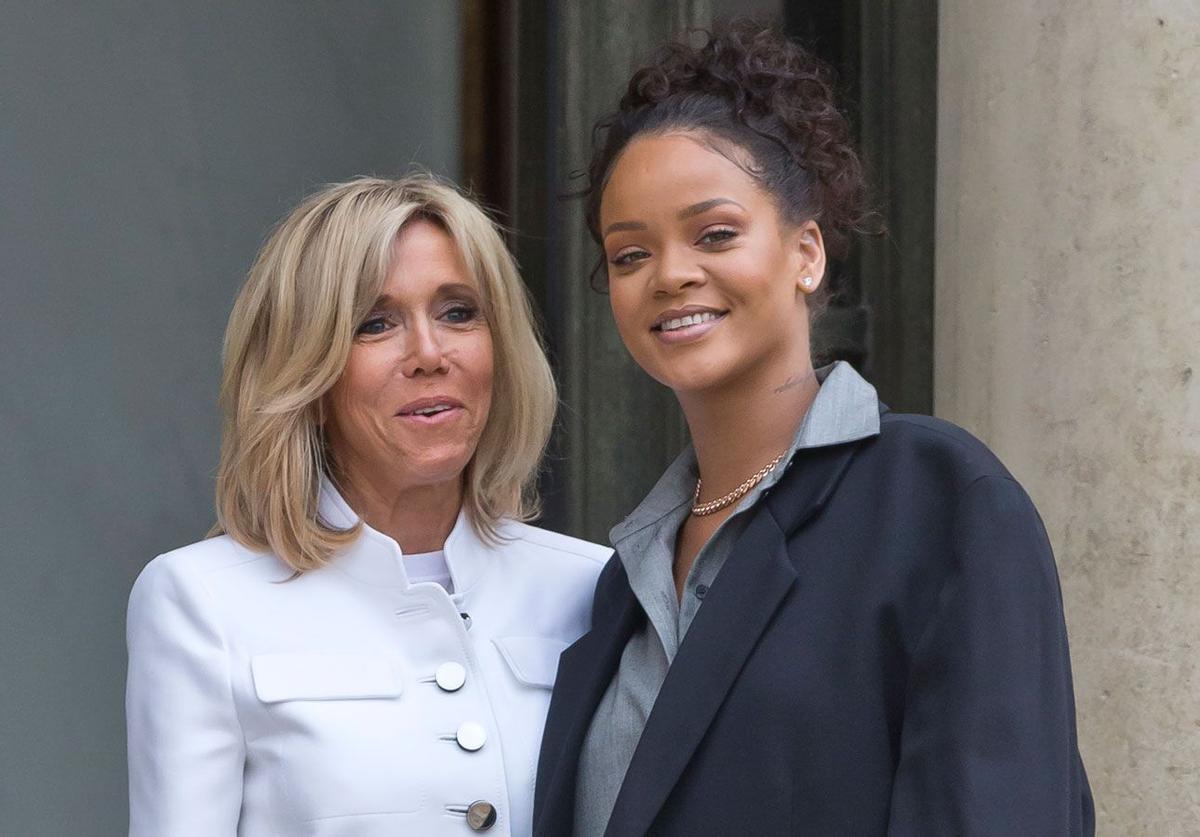 Rihanna con traje de chaqueta y Brigitte Macron en el Elíseo francés