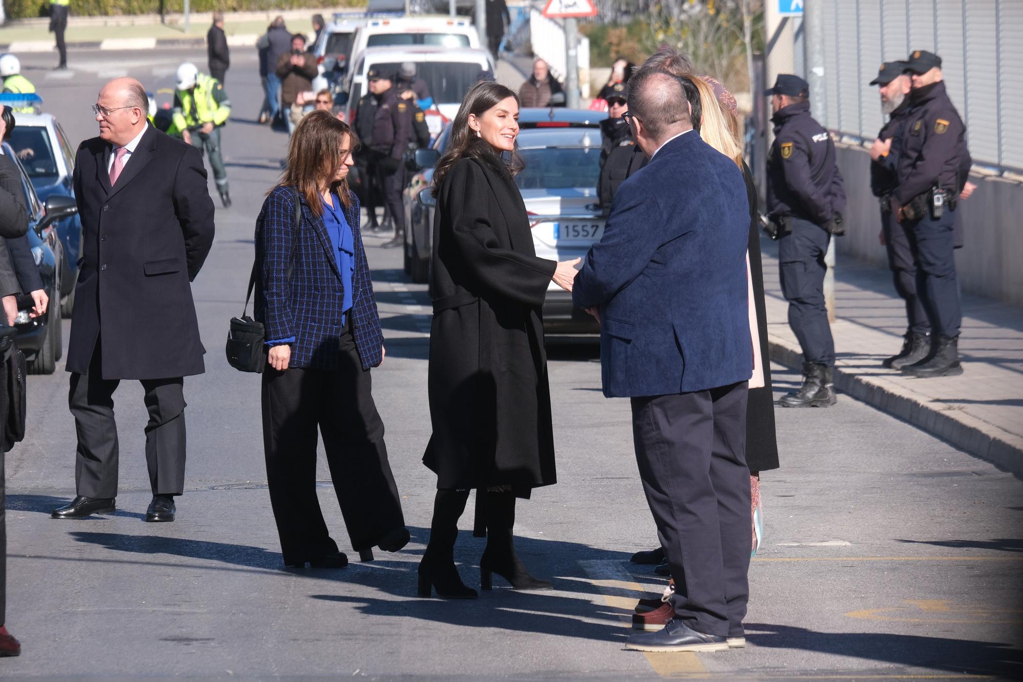 Recibimiento por todo lo alto y con gritos de "guapa" a la reina Letizia en Petrer