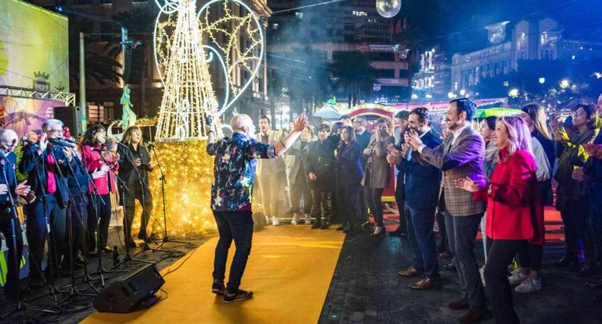 El Palacio Insular se ilumina por primera vez para animar las fiestas