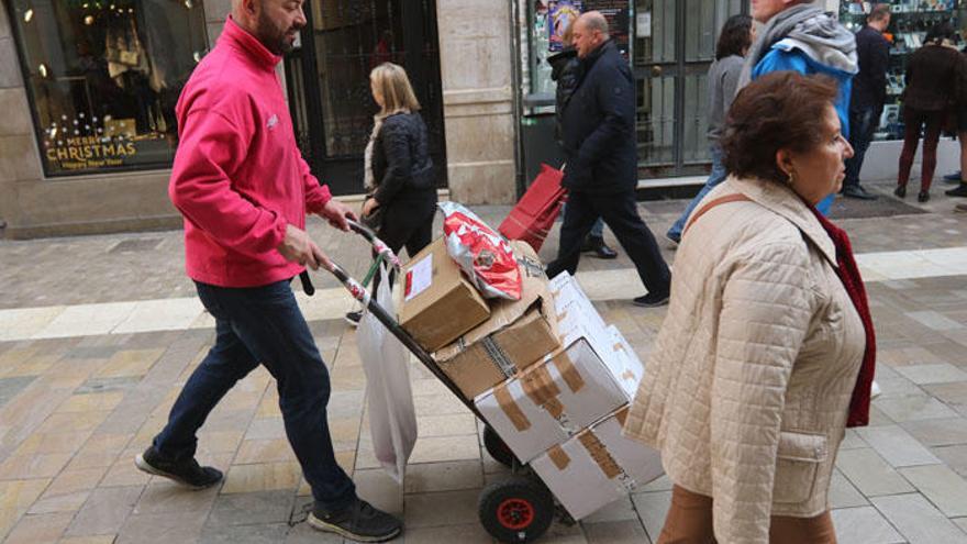 Las empresas de mensajería no dan abasto estos días repartiendo los productos que llegarán en Reyes vía comercio electrónico.