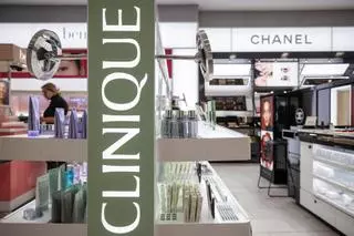 Estée Lauder se recupera de las pérdidas y gana 156 millones de euros en el año fiscal cerrado en junio