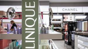 Productos de la marca Clinique, propiedad de Estée Lauder, expuestos en una tienda en Nueva York