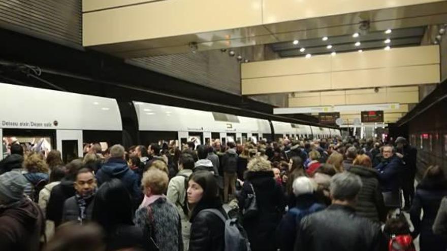 La huelga en el metro compromete la movilidad metropolitana
