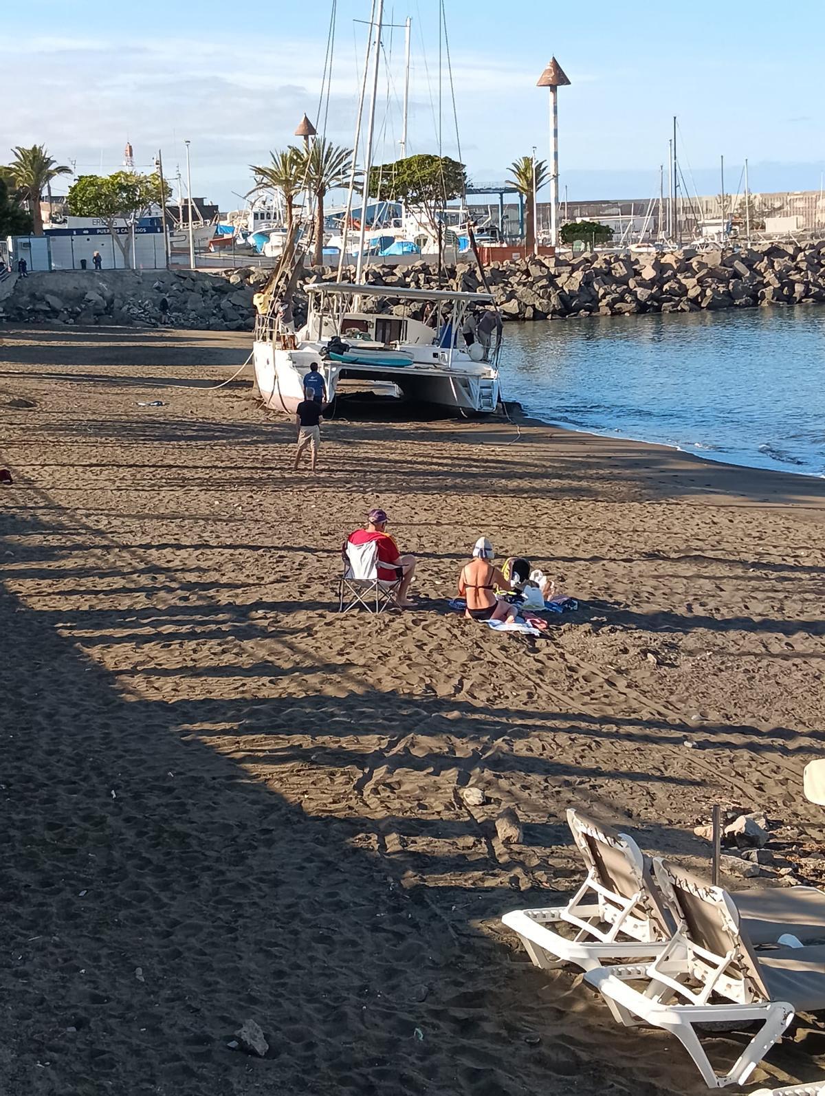 Sacan un catamarán encallado en la playa de las marañuelas de Arguineguín