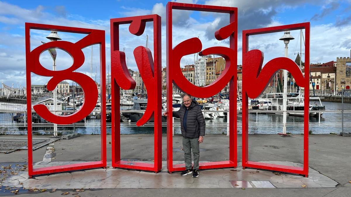 José Manuel García Vecino, entre las "letronas" del puerto deportivo de Gijón.