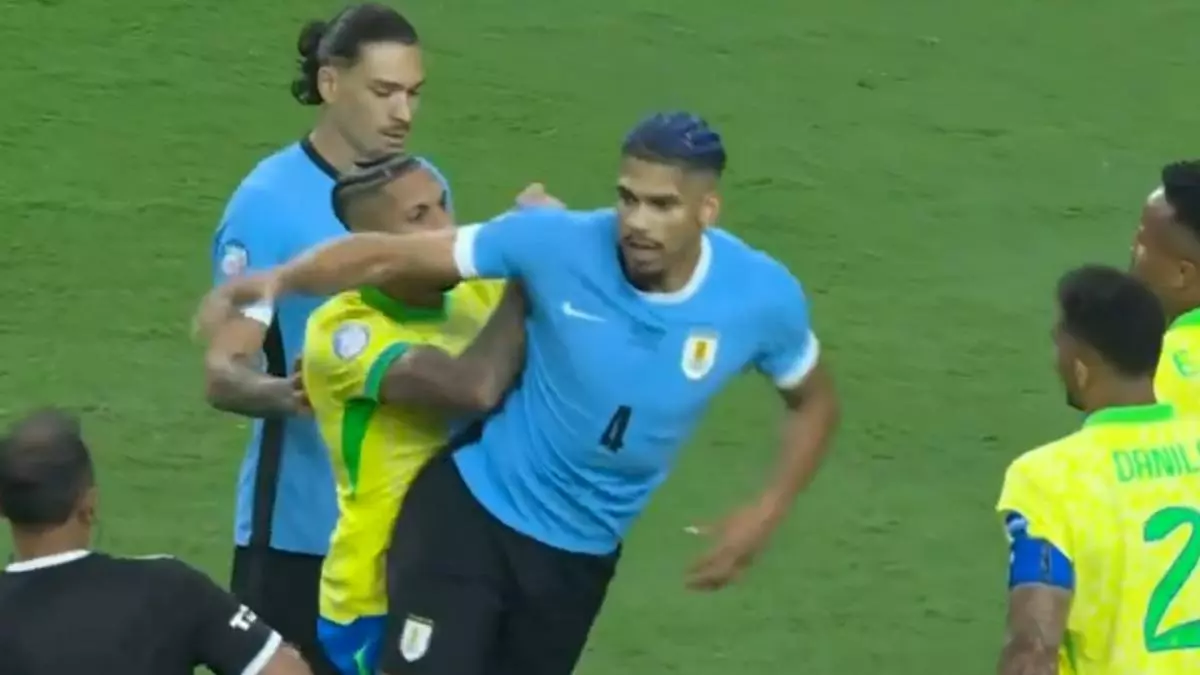 Raphinha se encara con Araujo... ¡para defender a Endrick!