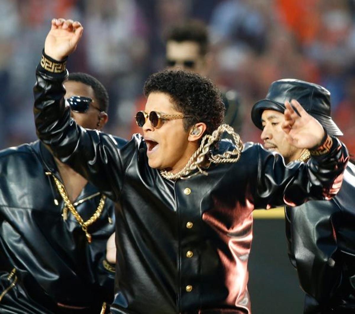 Bruno Mars canta durante su actuación en el descanso de la Super Bowl.