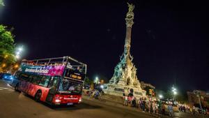 El bus turístico estival Barcelona Night Tour, frente a Colón